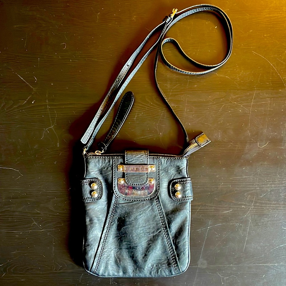 ✨Black & Silver Guess Purse with zipper,adjustable strap, & inside zipper pocket